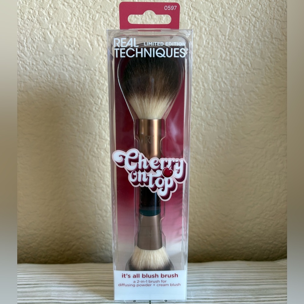 🍒Real Techniques Cherry On Top Dual-Ended Blush Brush
